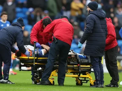 Kinh Hoàng: Cầu Thủ Cardiff Bất Tỉnh Sau Cú Va Chạm Không Trung, Trận Đấu Bị Hoãn 12 Phút