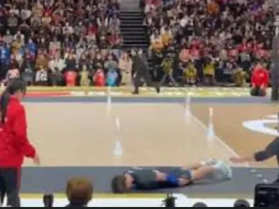 Cú trượt người ‘cá chép hóa rồng’ xin lỗi trọng tài của Yuji Nishida gây bão MXH