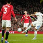 Lisandro Martinez 'mất não' kéo tóc đối thủ, MU đại bại vì hàng thủ hỗn loạn 1