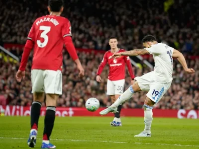 Lisandro Martinez ‘mất não’ kéo tóc đối thủ, MU đại bại vì hàng thủ hỗn loạn