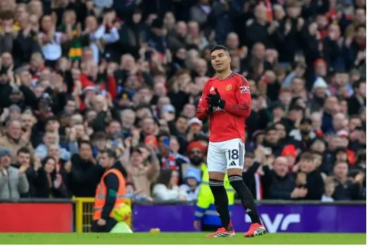 Benjamin Sesko het loi khen ngoi Casemiro sau tran thang Fulham.