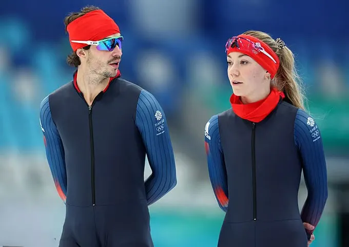 Cornelius Kersten (trái) - VĐV trượt băng tốc độ của ĐT Anh, bên cạnh bạn gái Ellia Smeding cũng là VĐV trượt băng tốc độ người Anh