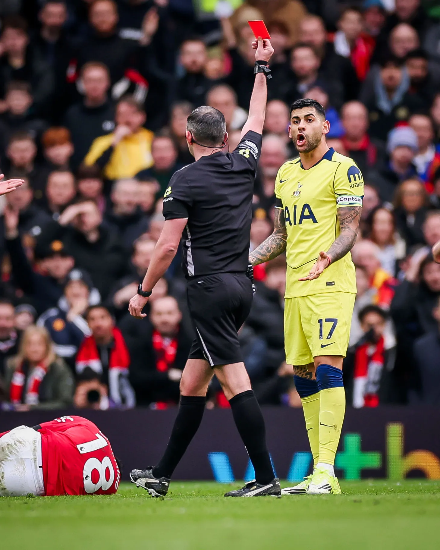 Trọng tài rút thẻ đỏ với Romero