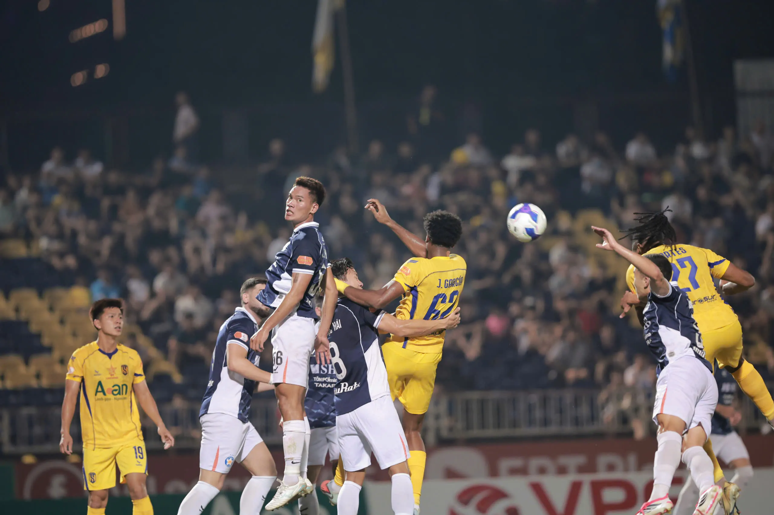 HLV Lê Đức Tuấn cho rằng sự khắc nghiệt của thời tiết ảnh hưởng tới trận đấu giữa Đà Nẵng với SLNA.